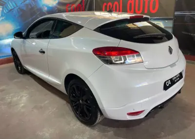 Renault Mégane Coupe 2014 - 9750 EUR, 182000 km - AUTO.MOTO.pt - 182000km - foto 15 de 44