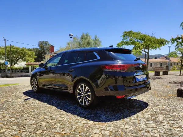 Renault Mégane Sport Tourer 2023 - 23990 EUR, 44231 km - AUTO.MOTO.pt - 44231km - foto 4 de 15