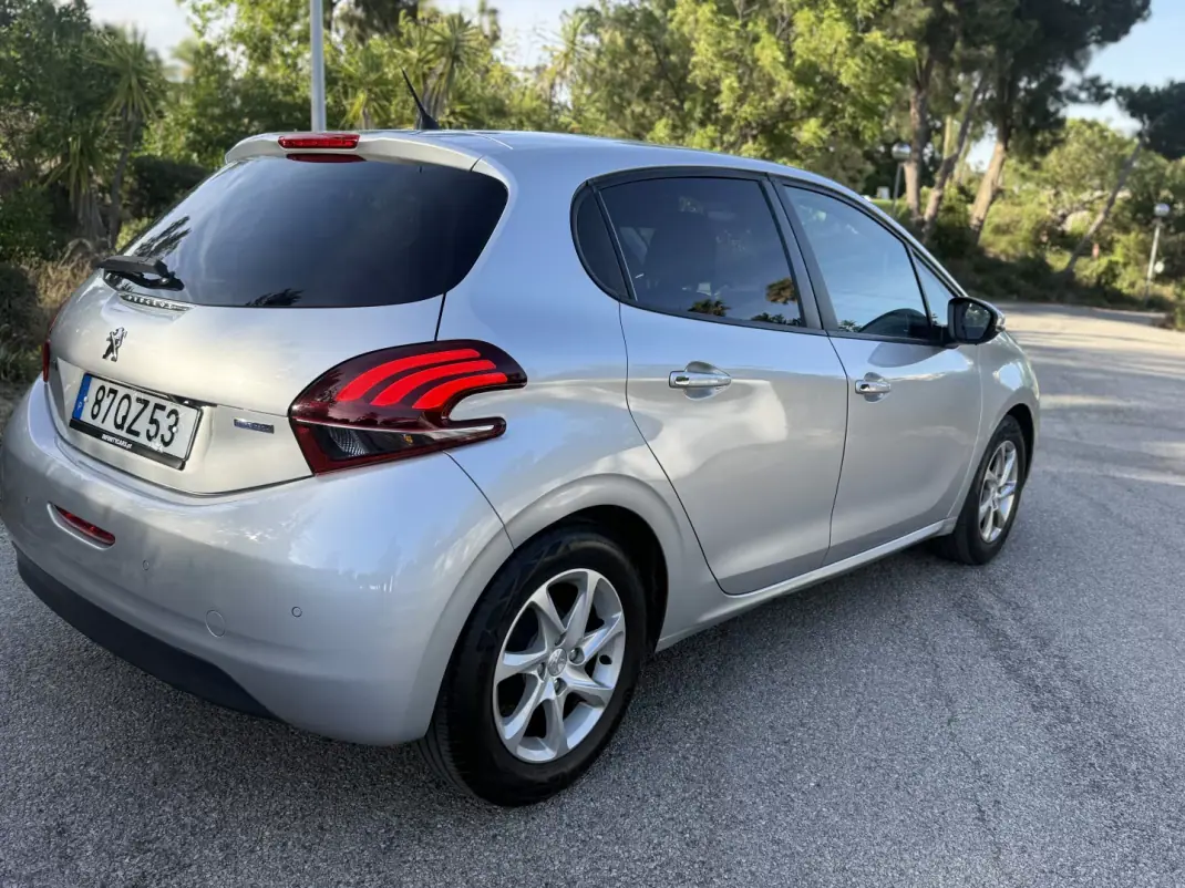 Peugeot 208 2016 - 8999 EUR, 44000 km - AUTO.MOTO.pt - 44000km - foto 4 de 18