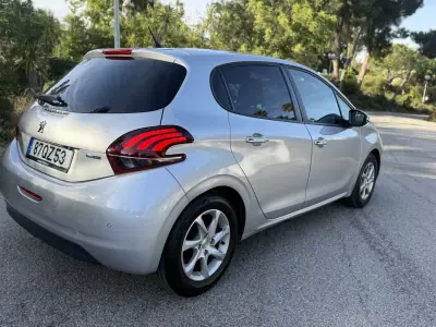 Peugeot 208 2016 - 8999 EUR, 44000 km - AUTO.MOTO.pt - 44000km - foto 4 de 18