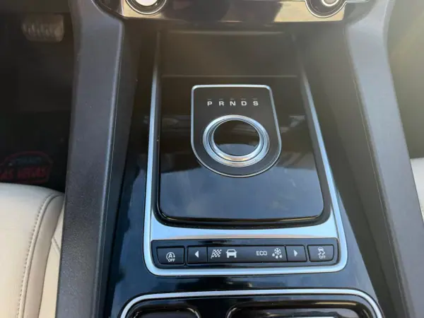 Jaguar F-Pace 2017 - 24900 EUR, 184000 km - AUTO.MOTO.pt - 184000km - foto 15 de 19
