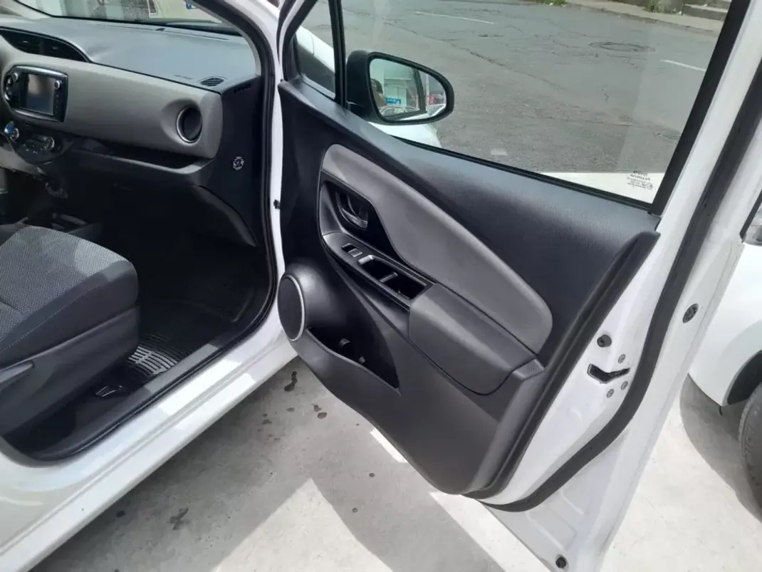 Toyota Yaris 2016 - 17900 EUR, 121948 km - AUTO.MOTO.pt - 121948km - foto 9 de 12