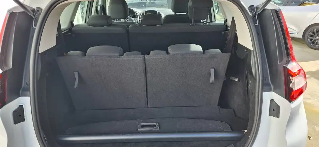 Renault Grand Scénic 2018 - 10995 EUR, 197000 km - AUTO.MOTO.pt - 197000km - foto 11 de 11