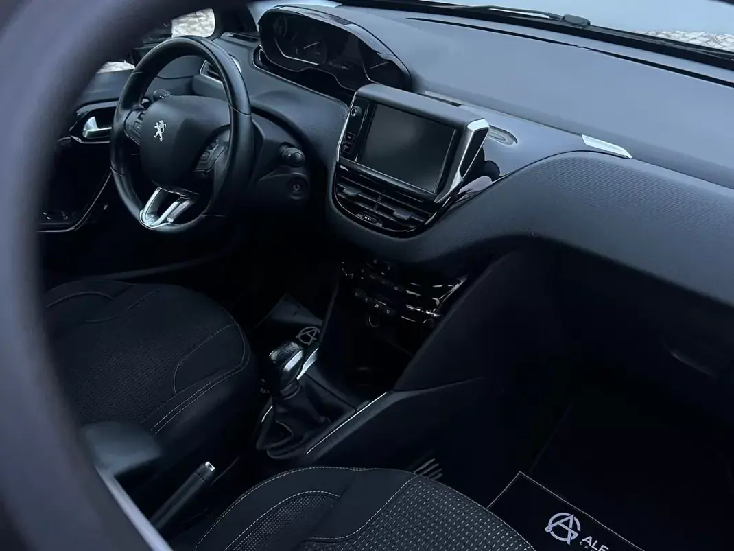 Peugeot 208 2016 - 8790 EUR, 100000 km - AUTO.MOTO.pt - 100000km - foto 12 de 18