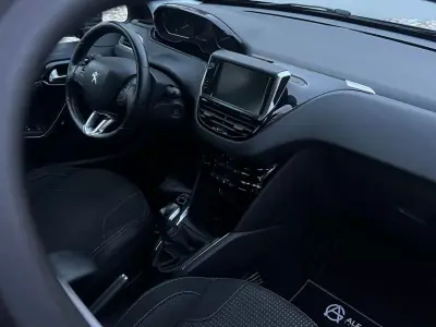 Peugeot 208 2016 - 8790 EUR, 100000 km - AUTO.MOTO.pt - 100000km - foto 12 de 18