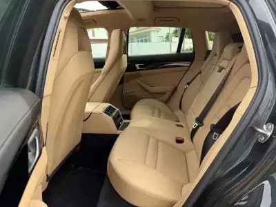 Porsche Panamera Sport Turismo 2018 - 64999 EUR, 128000 km - AUTO.MOTO.pt - 128000km - foto 19 de 27