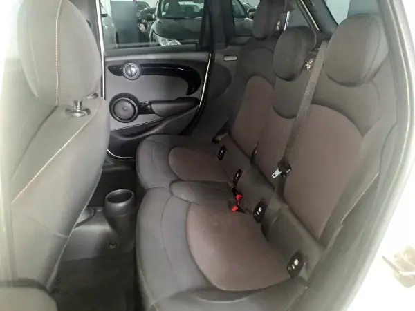 MINI 5 Portas 2015 - 11950 EUR, 130000 km - AUTO.MOTO.pt - 130000km - foto 13 de 19