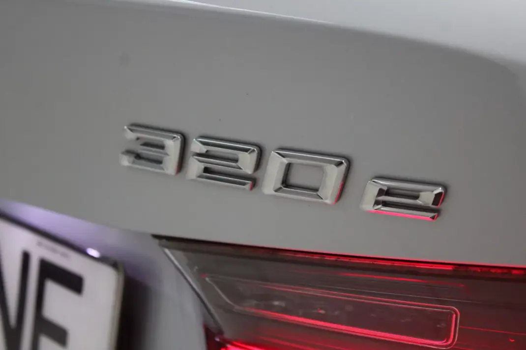 BMW 320 2021 - 27900 EUR, 108256 km - AUTO.MOTO.pt - 108256km - foto 22 de 24