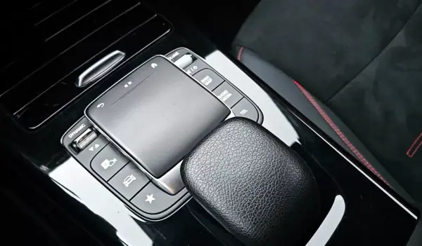 Mercedes-Benz CLA 180 2021 - 28999 EUR, 100000 km - AUTO.MOTO.pt - 100000km - foto 22 de 32