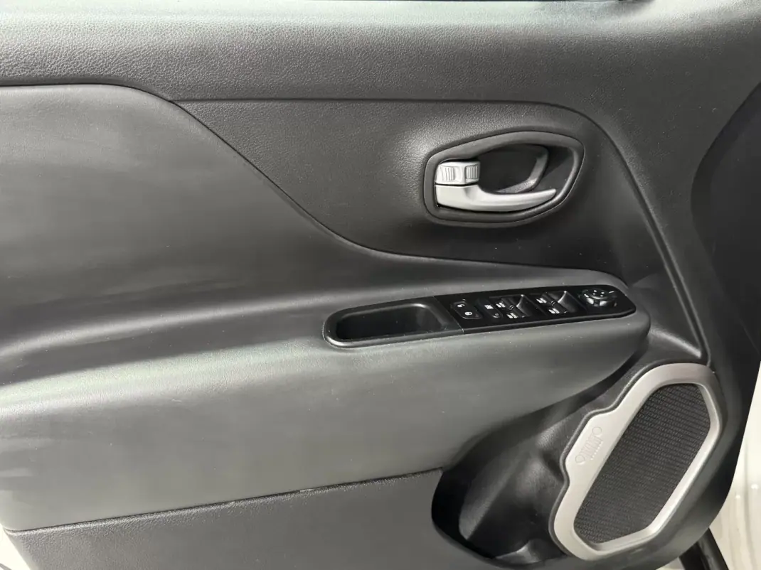 Jeep Renegade 2021 - 18490 EUR, 55000 km - AUTO.MOTO.pt - 55000km - foto 22 de 28