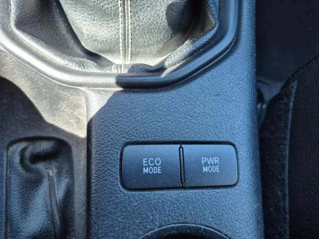 Toyota HILUX 2.4 D-4D 4WD CE CH 3L 2020 - 21750 EUR, 215046 km - AUTO.MOTO.pt - 215046km - foto 13 de 20