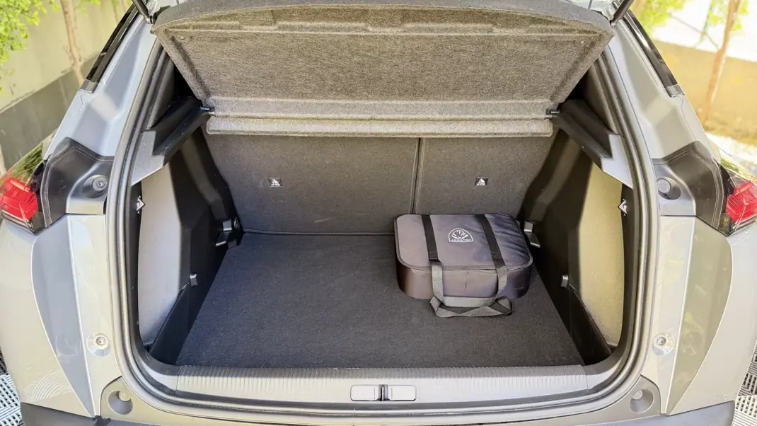 Peugeot e-2008 2025 - 25900 EUR, 13646 km - AUTO.MOTO.pt - 13646km - foto 11 de 22