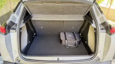 Peugeot e-2008 2025 - 25900 EUR, 13646 km - AUTO.MOTO.pt - 13646km - foto 11 de 22