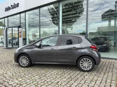 Peugeot 208 2019 - 12450 EUR, 54869 km - AUTO.MOTO.pt - 54869km - foto 2 de 12