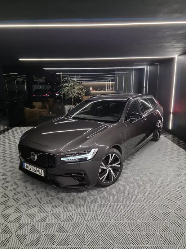 Volvo V90 2.0 T6 PHEV R-Design AWD 2021 Híbrido Plug-In — 144 000 km Volvo V90 2.0 T6 PHEV R-Design AWD 2021 Híbrido Plug-In