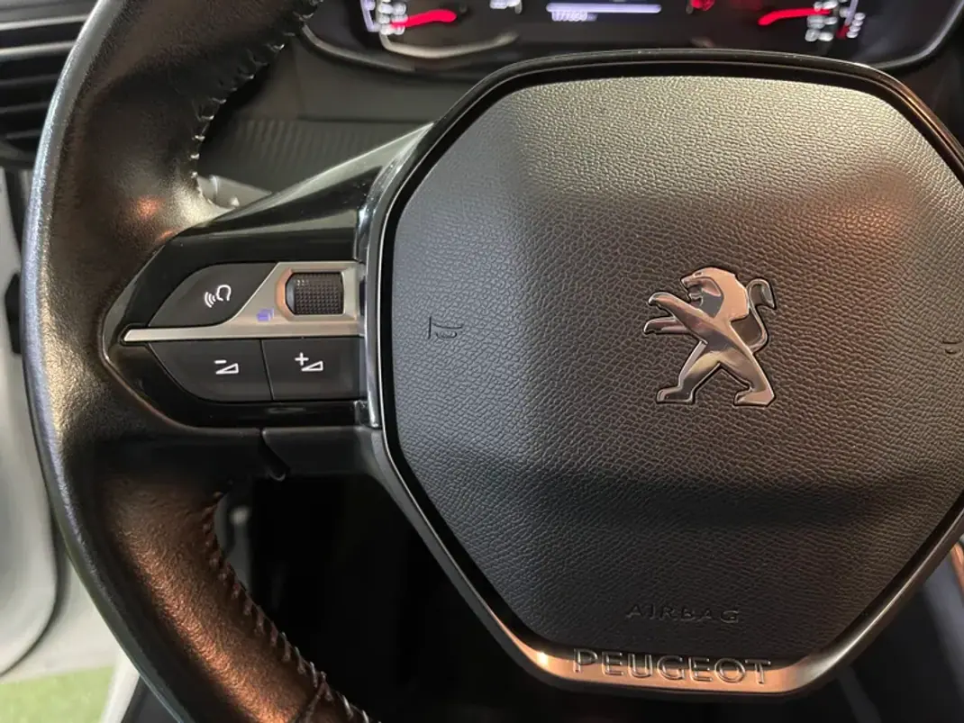 Peugeot 208 2020 - 11900 EUR, 177000 km - AUTO.MOTO.pt - 177000km - foto 17 de 28