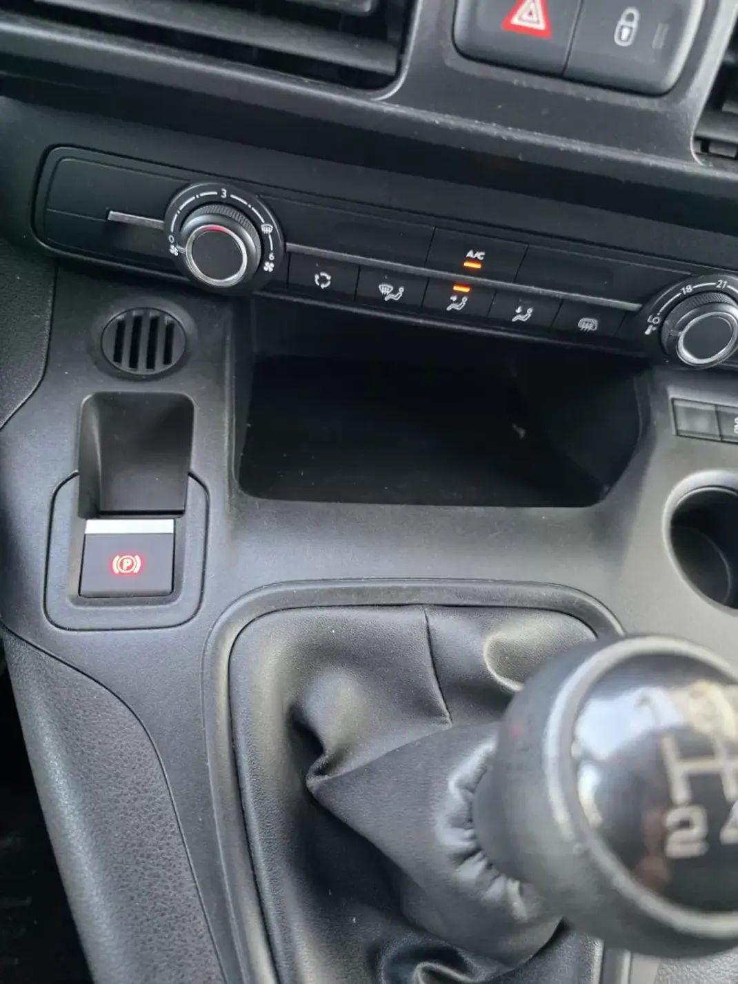 Peugeot Partner 2019 - 14900 EUR, 73560 km - AUTO.MOTO.pt - 73560km - foto 50 de 52