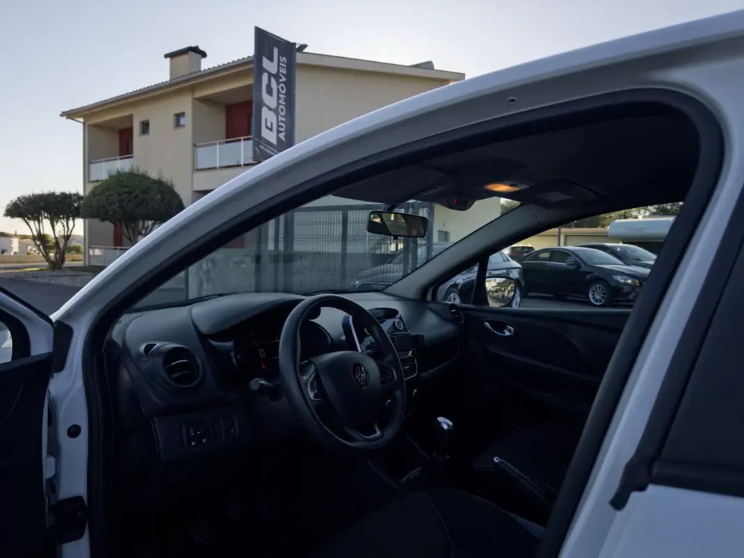 Renault Clio VAN 1.5 Blue DCi AIR NAV 2017 - 8990 EUR, 231000 km - AUTO.MOTO.pt - 231000km - foto 14 de 26