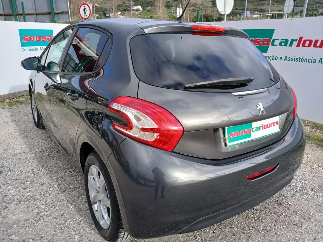 Peugeot 208 2015 - 7450 EUR, 116512 km - AUTO.MOTO.pt - 116512km - foto 9 de 23