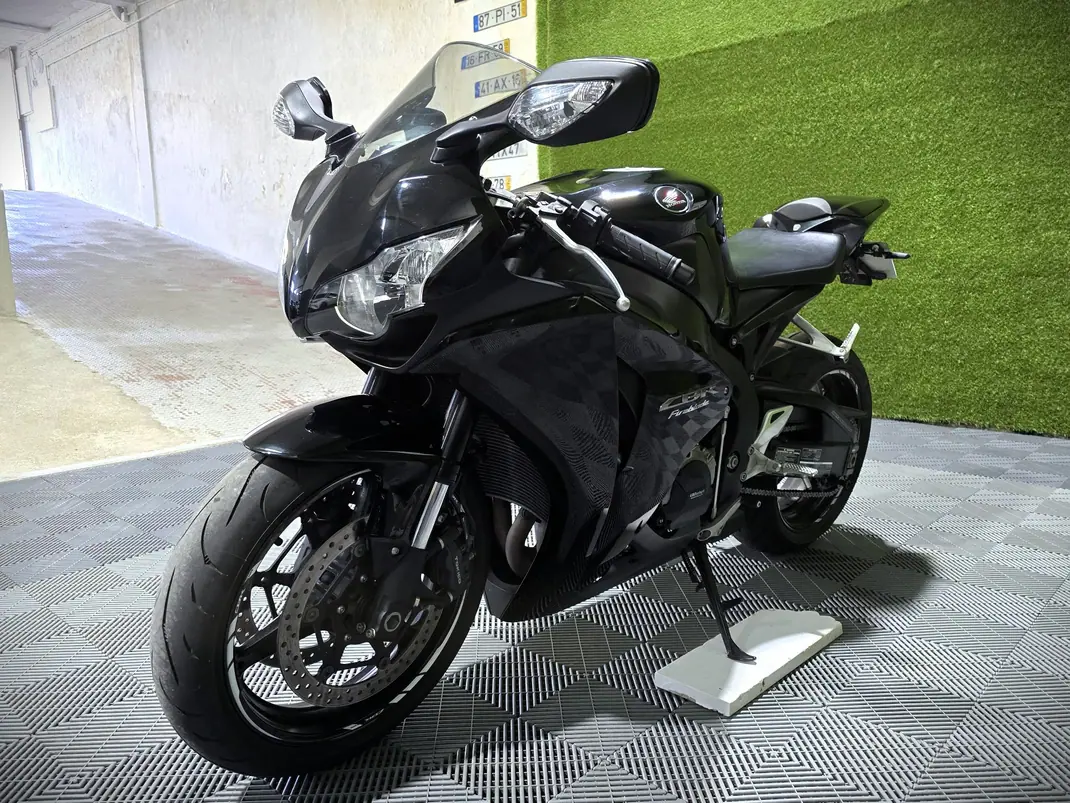 Honda CBR 1000RR 2008 - 8950 EUR, 32000 km - AUTO.MOTO.pt - 32000km - foto 3 de 15