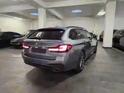 BMW 530e 2021 — foto 2 de 10