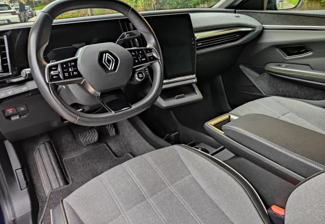 Renault Mégane E-Tech 2022 - 27990 EUR, 40000 km - AUTO.MOTO.pt - 40000km - foto 35 de 47