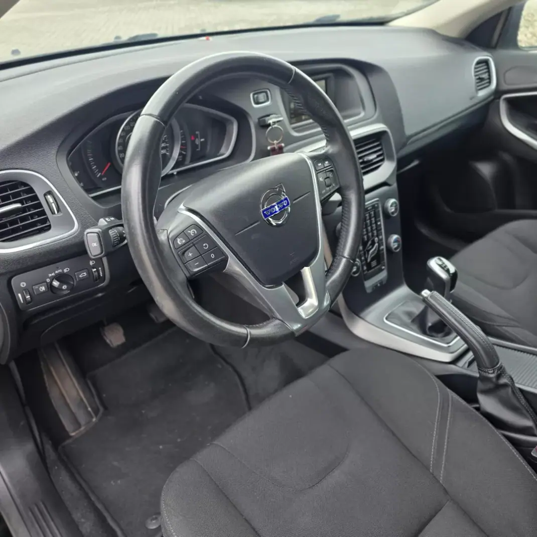 Volvo V40 2016 - 14500 EUR, 118000 km - AUTO.MOTO.pt - 118000km - foto 10 de 18