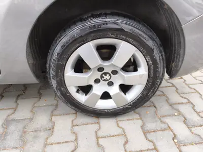 Peugeot 5008 2014 - 10900 EUR, 190000 km - AUTO.MOTO.pt - 190000km - foto 6 de 13