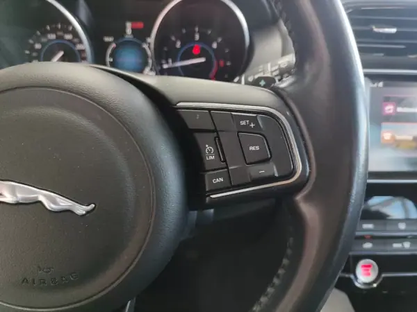 Jaguar F-Pace 2017 - 19750 EUR, 156000 km - AUTO.MOTO.pt - 156000km - foto 34 de 43