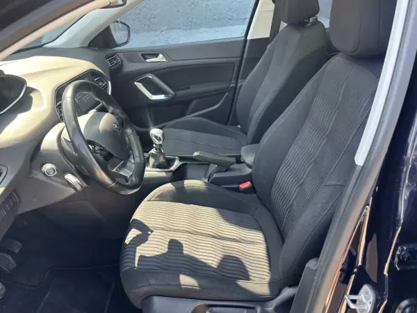Peugeot 308 SW 2015 - 7500 EUR, 178000 km - AUTO.MOTO.pt - 178000km - foto 11 de 19