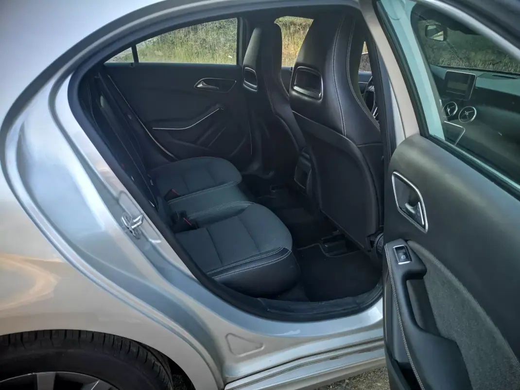 Mercedes-Benz A 180 2015 - 12950 EUR, 218000 km - 218000km - foto 14 de 23