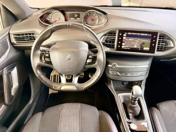 Peugeot 308 2017 - 13490 EUR, 166207 km - AUTO.MOTO.pt - 166207km - foto 11 de 21