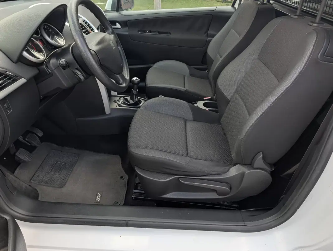 Peugeot 207 2011 - 4250 EUR, 196414 km - AUTO.MOTO.pt - 196414km - foto 12 de 16