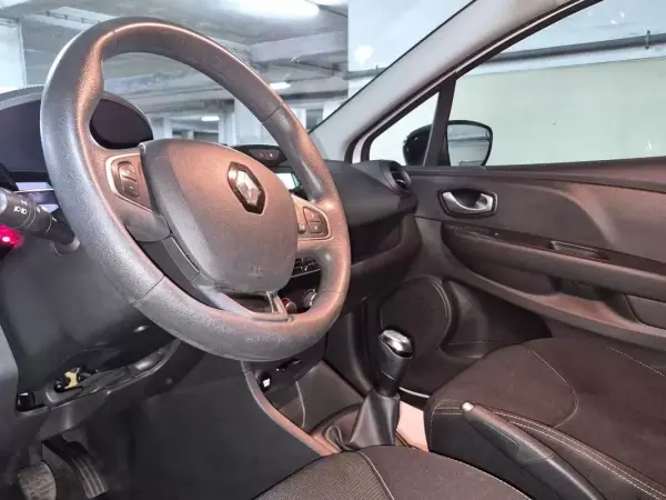 Renault Clio Break 2018 - 9999 EUR, 76544 km - AUTO.MOTO.pt - 76544km - foto 16 de 24