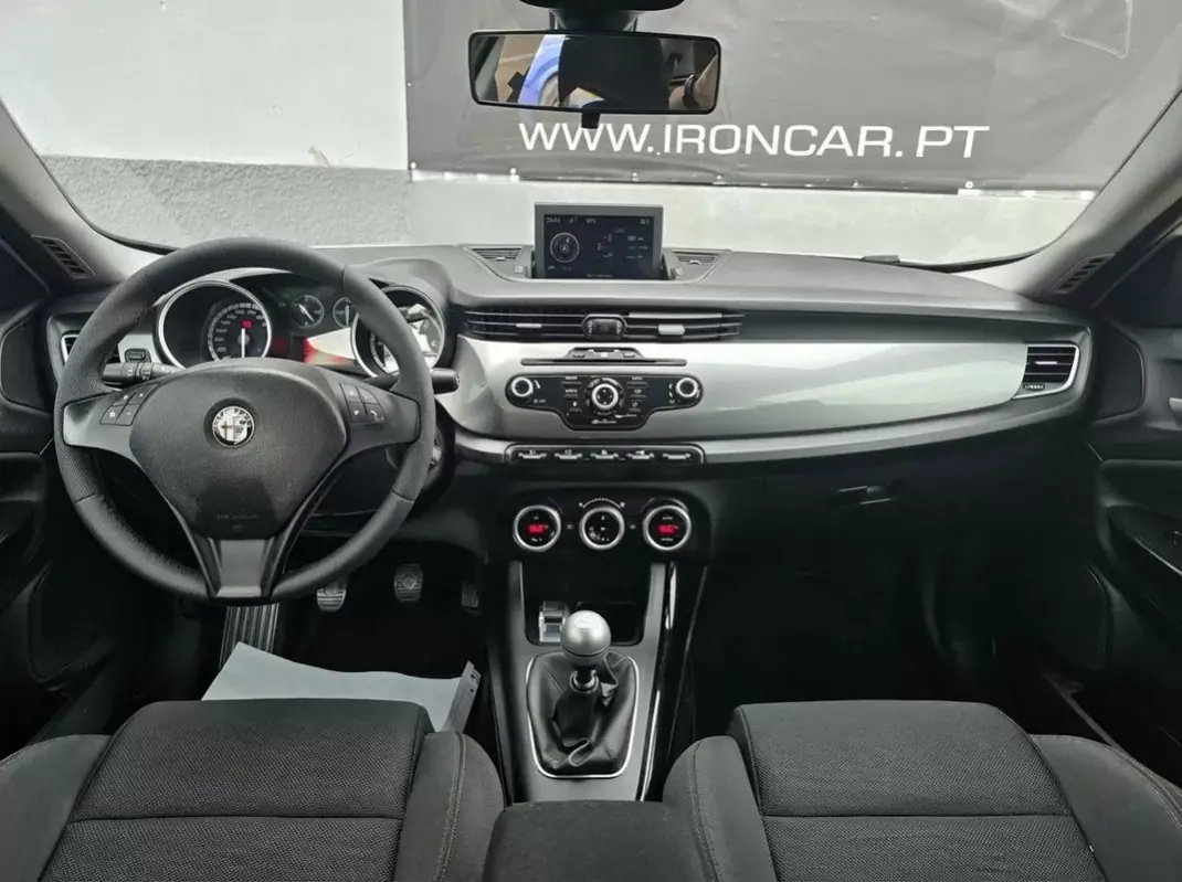 Alfa Romeo Giulietta 2011 - 9990 EUR, 177008 km - AUTO.MOTO.pt - 177008km - foto 7 de 18