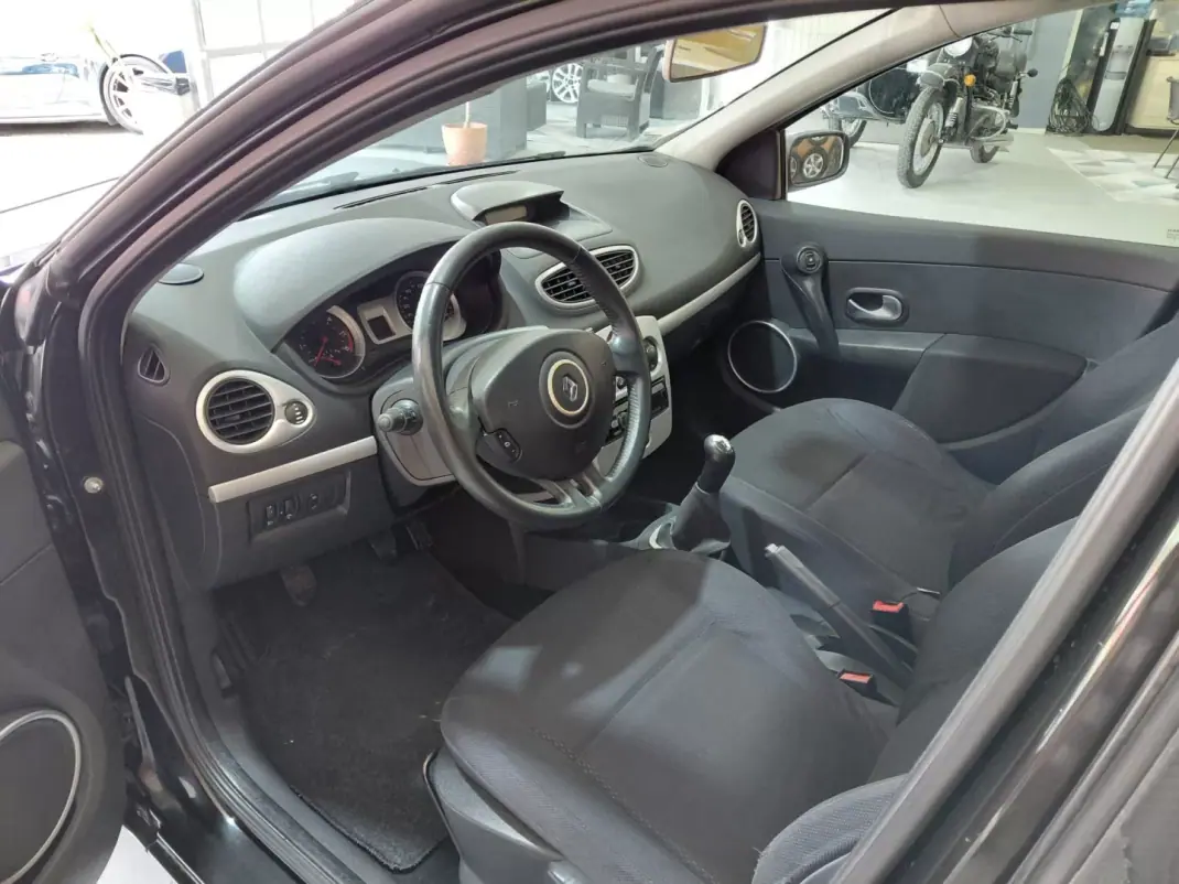Renault Clio 2005 - 4499 EUR, 296000 km - AUTO.MOTO.pt - 296000km - foto 7 de 17