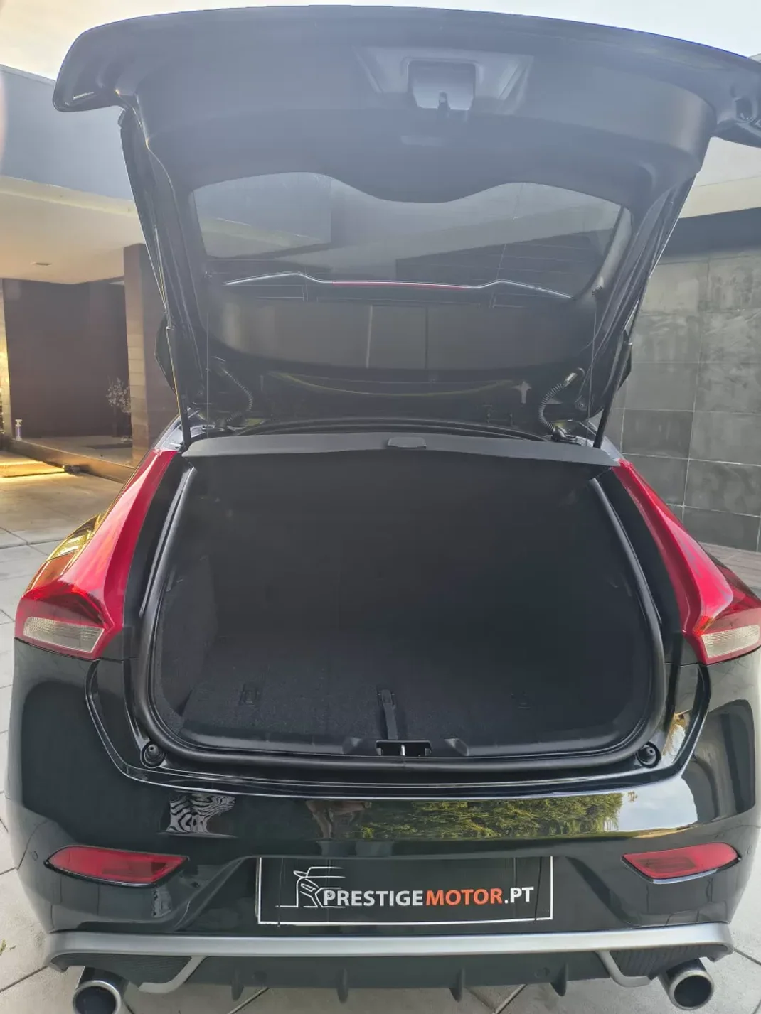 Volvo V40 2015 - 13900 EUR, 181000 km - AUTO.MOTO.pt - 181000km - foto 26 de 28