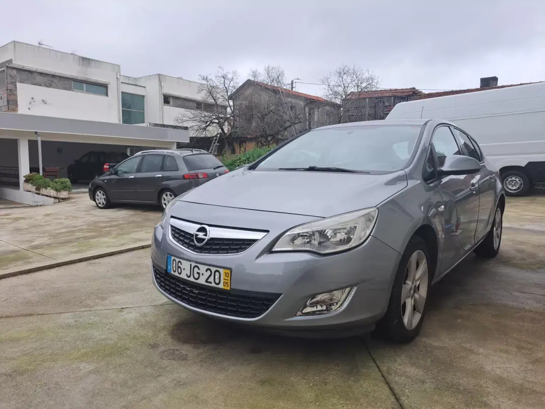 Opel Astra 2010 - 6850 EUR, 106026 km - AUTO.MOTO.pt - 106026km - foto 1 de 11