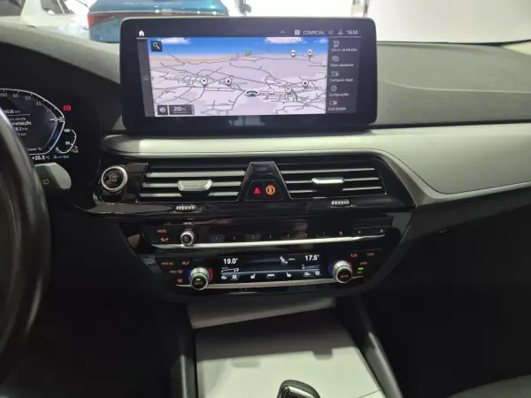 BMW 530e 2021 - 29900 EUR, 130000 km - AUTO.MOTO.pt - 130000km - foto 12 de 34