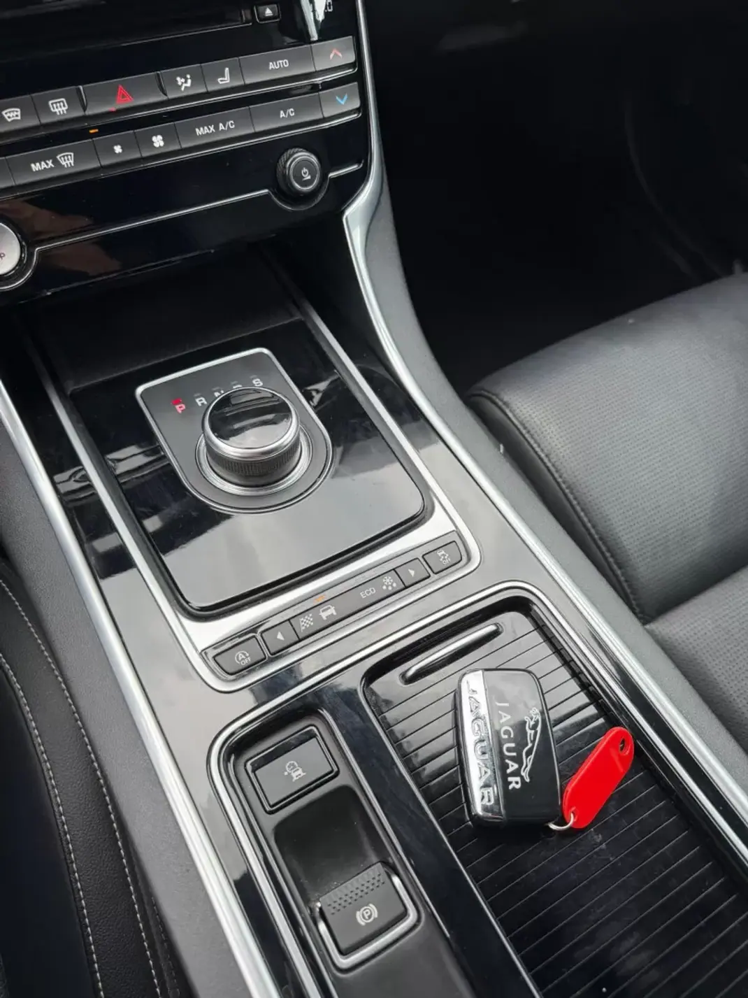 Jaguar XE 2018 - 17000 EUR, 273353 km - AUTO.MOTO.pt - 273353km - foto 17 de 20