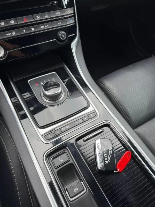 Jaguar XE 2018 - 17000 EUR, 273353 km - AUTO.MOTO.pt - 273353km - foto 17 de 20