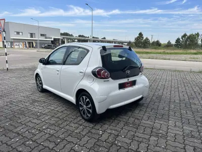Toyota Aygo 2012 - 8290 EUR, 121000 km - AUTO.MOTO.pt - 121000km - foto 7 de 16