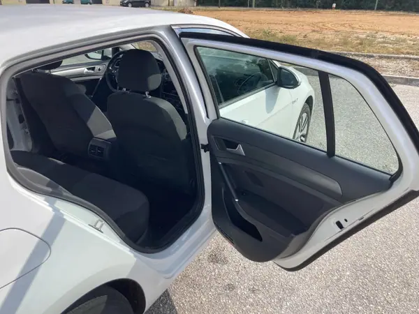 Volkswagen e-Golf 2017 - 14900 EUR, 180000 km - AUTO.MOTO.pt - 180000km - foto 7 de 25