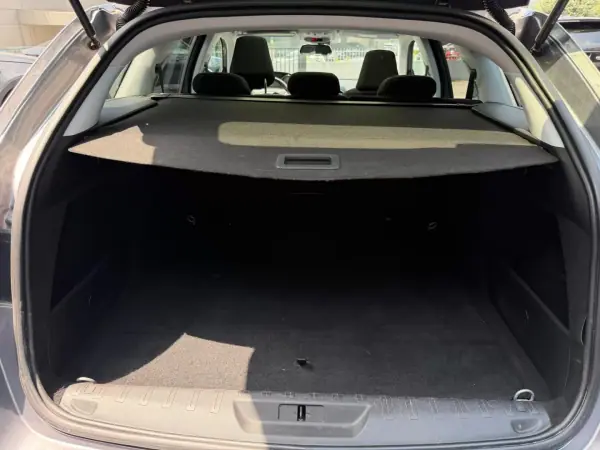Peugeot 308 SW 2015 - 9900 EUR, 279000 km - AUTO.MOTO.pt - 279000km - foto 12 de 16