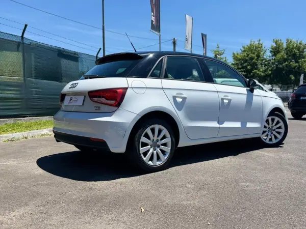 Audi A1 Sportback 2016 - 12990 EUR, 158353 km - AUTO.MOTO.pt - 158353km - foto 9 de 17