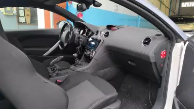 Peugeot RCZ 2011 - 11500 EUR, 126000 km - AUTO.MOTO.pt - 126000km - foto 10 de 14