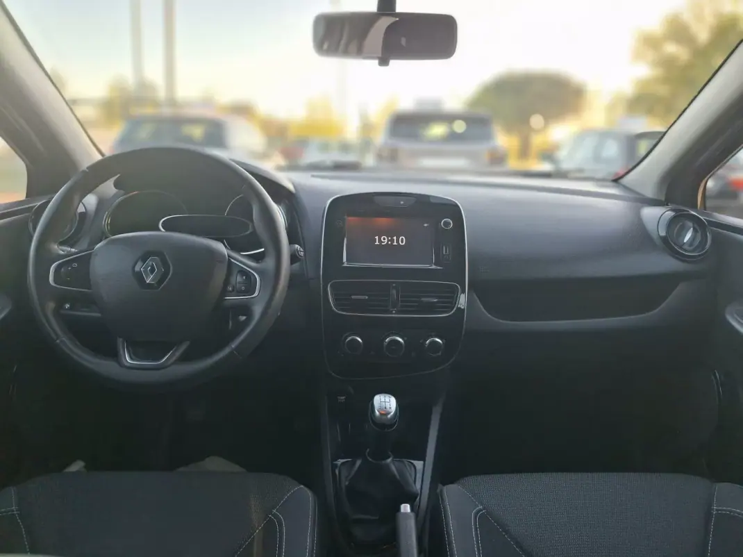 Renault Clio 2018 - 1295 EUR, 57123 km - AUTO.MOTO.pt - 57123km - foto 9 de 11