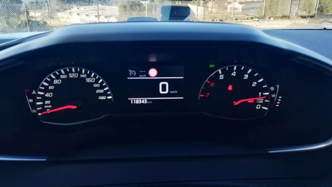 Peugeot 2008 2021 - 17999 EUR, 118000 km - AUTO.MOTO.pt - 118000km - foto 26 de 31