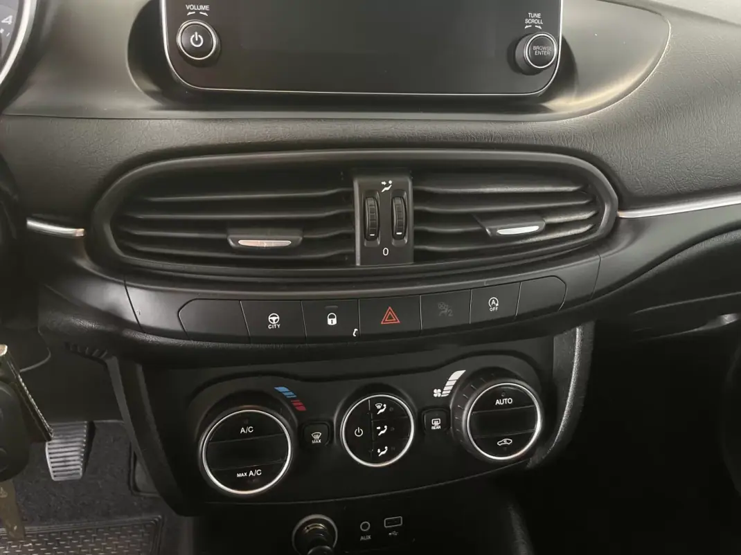 Fiat Tipo 2016 - 9990 EUR, 124618 km - AUTO.MOTO.pt - 124618km - foto 11 de 13