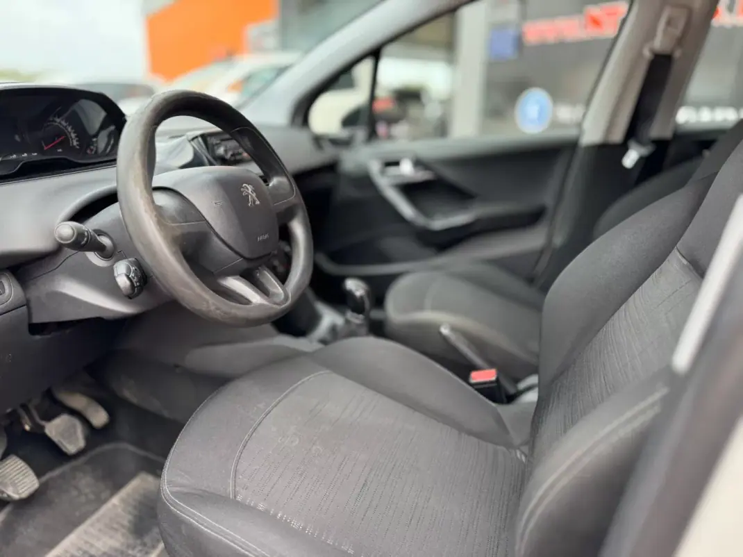 Peugeot 208 2015 - 6900 EUR, 234417 km - 234417km - foto 8 de 14